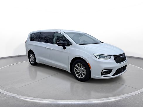 Used 2024 Chrysler Pacifica Touring-L image 2
