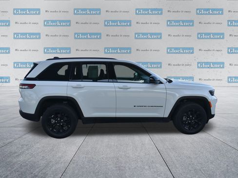 Used 2025 Jeep Grand Cherokee Altitude AWD/4WD image 4
