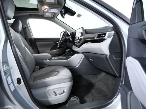 Used 2020 Toyota Highlander XLE image 11