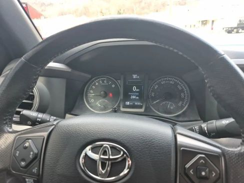 Used 2017 Toyota Tacoma SR image 11