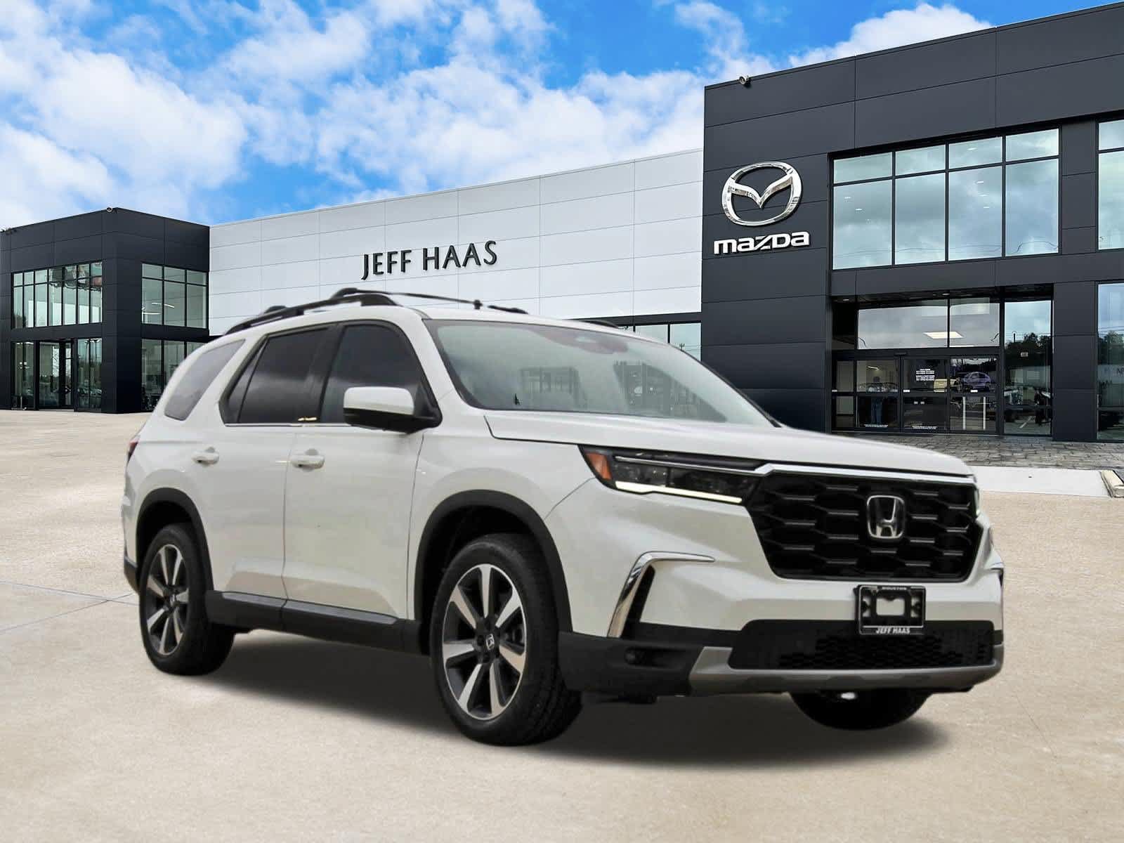 Used 2025 Honda Pilot Touring image 4