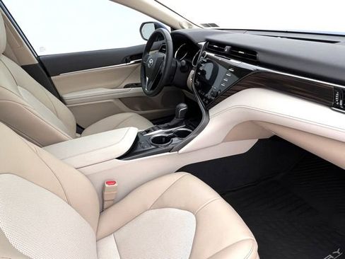Used 2020 Toyota Camry XLE w/ Sunroof Package FWD image 14