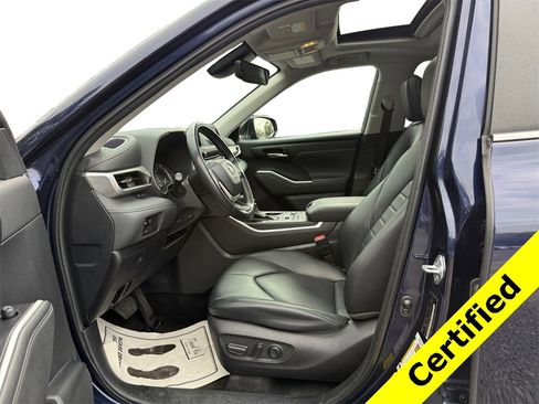 Used 2024 Toyota Highlander XLE image 9