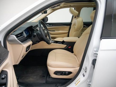 Used 2022 Jeep Grand Cherokee Limited w/ Luxury Tech Group II image 16