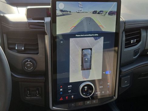 Used 2023 Ford Expedition Platinum image 16