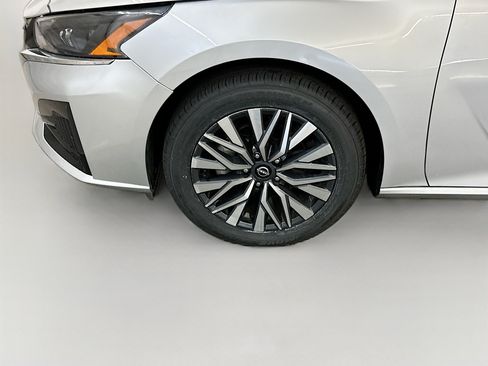 Used 2024 Nissan Altima 2.5 SV AWD/4WD image 11