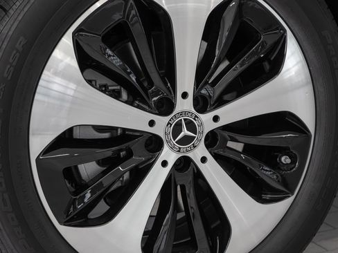 Used 2024 Mercedes-Benz GLB 250 w/ Exclusive Package image 31