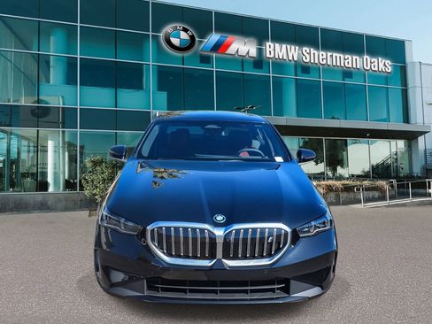 New 2026 BMW i5 eDrive40 w/ Premium Package image 2