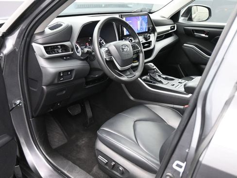 Used 2023 Toyota Highlander XLE AWD/4WD image 2