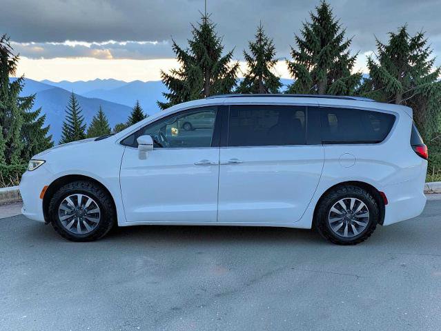 Used 2021 Chrysler Pacifica Touring-L FWD image 3