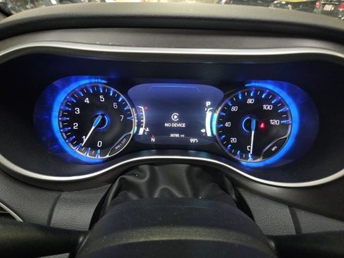 Used 2025 Chrysler Pacifica Select FWD image 2