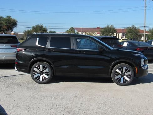 New 2025 Mitsubishi Outlander SE image 2