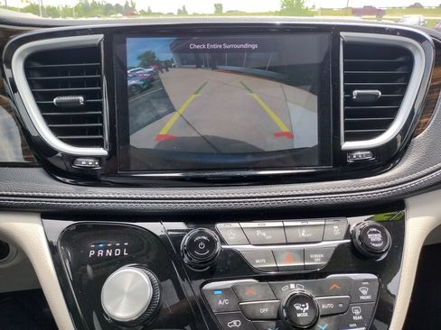 Used 2023 Chrysler Pacifica Limited FWD image 29