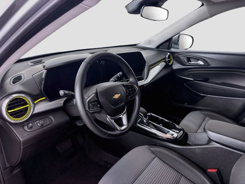 Used 2025 Chevrolet Trax LT w/ Driver Confidence Package FWD image 11