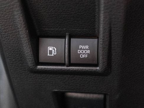 Used 2025 Toyota Sienna LE FWD image 23
