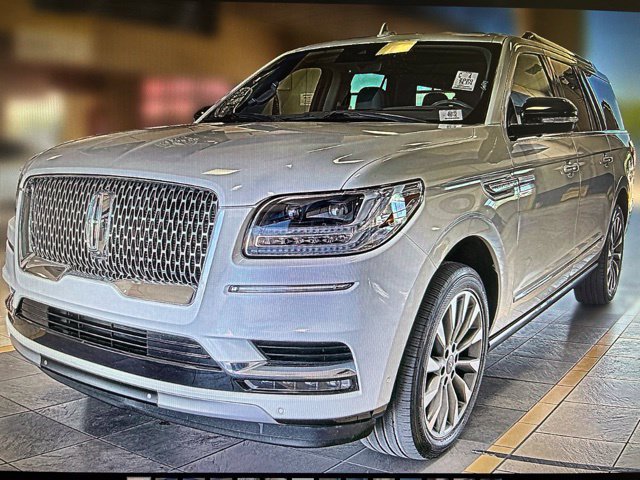 Used 2020 Lincoln Navigator L Reserve w/ Luxury Package AWD/4WD image 2