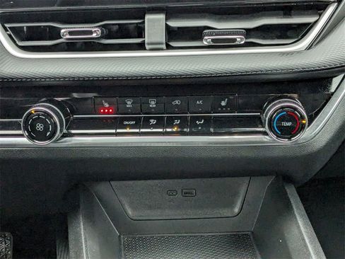 Used 2025 Chevrolet Equinox LT image 25