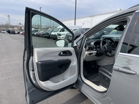 Used 2022 Chrysler Pacifica Touring-L image 27