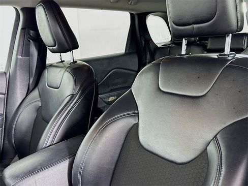 Used 2019 Jeep Cherokee Latitude Plus image 9