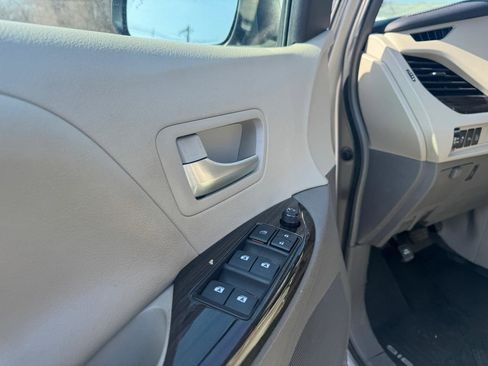 Used 2017 Toyota Sienna XLE image 15