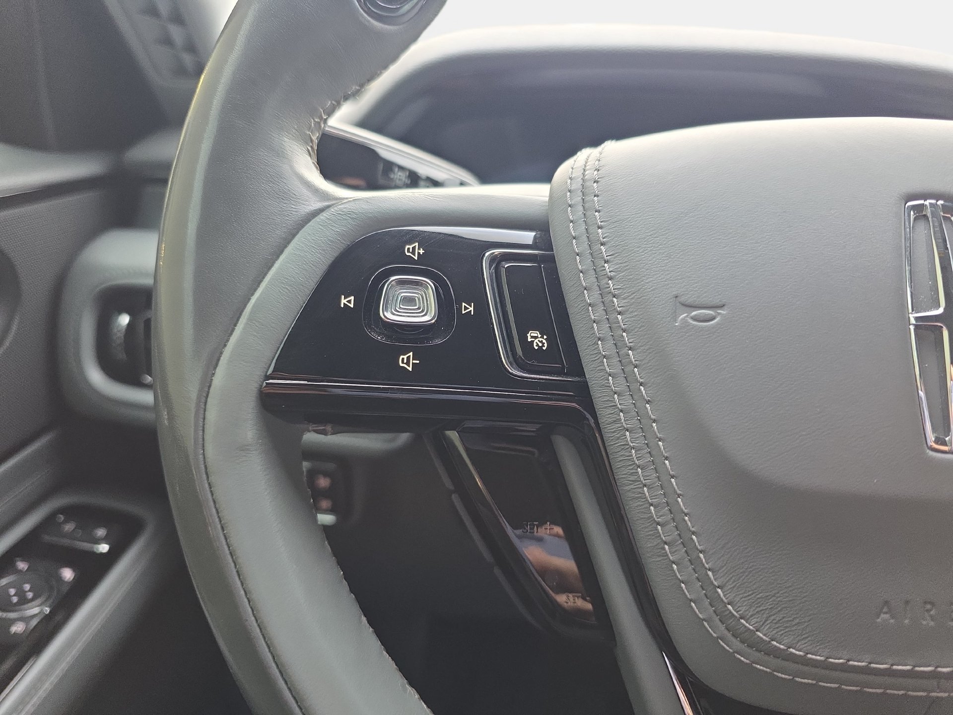 Used 2020 Lincoln Aviator Reserve w/ Equipment Group 201A RWD image 17