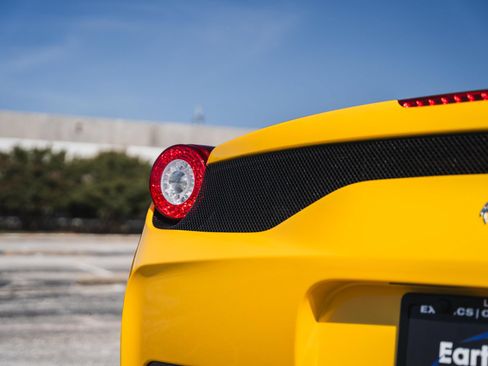 Used 2015 Ferrari 458 Speciale A RWD image 14