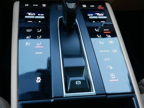 Used 2024 Porsche Macan image 18