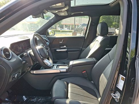 Used 2025 Mercedes-Benz GLB 250 4MATIC image 13