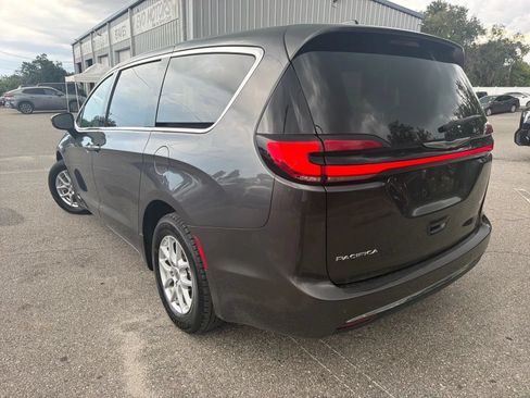 Used 2023 Chrysler Pacifica Touring-L FWD image 10