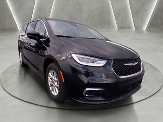 Used 2023 Chrysler Pacifica Touring-L FWD video 1
