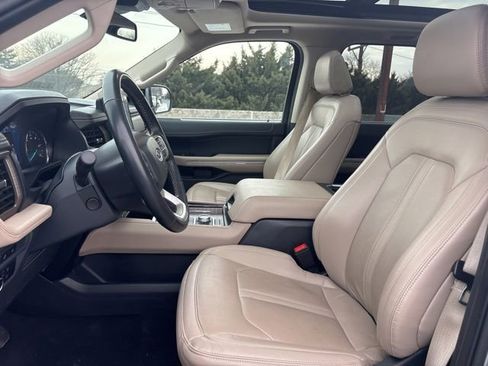Used 2024 Ford Expedition Limited image 3