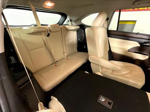 Used 2022 Toyota Highlander XLE image 19