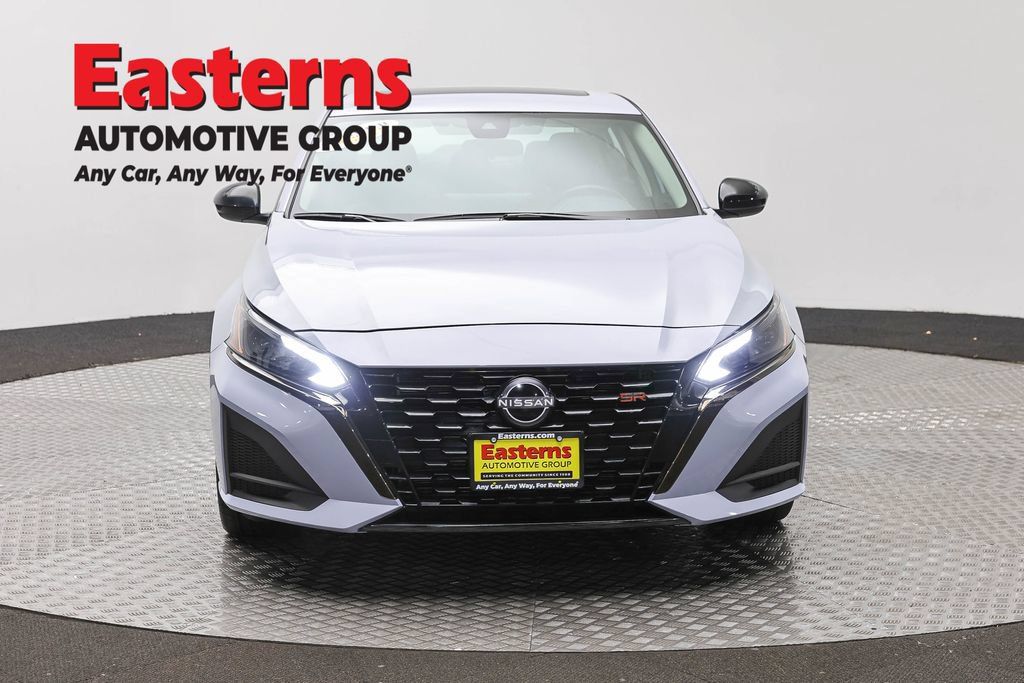 Used 2023 Nissan Altima 2.5 SR w/ SR Premium Package FWD image 4
