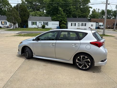 Used 2018 Toyota Corolla iM w/ All-Weather Mat Package FWD image 5