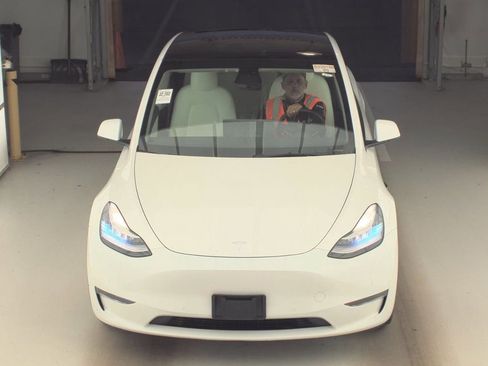 Used 2021 Tesla Model Y Long Range AWD/4WD image 2
