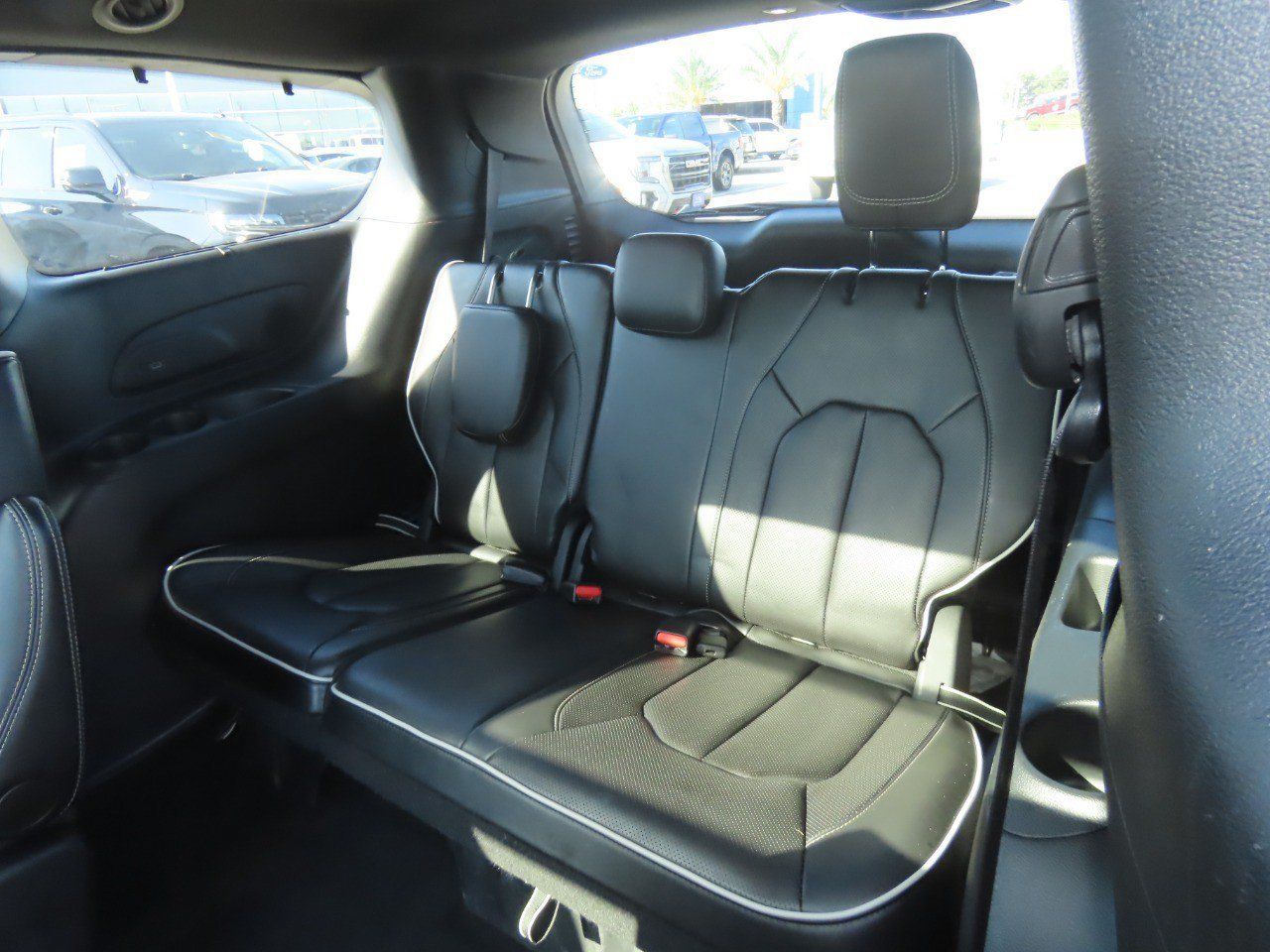 Used 2025 Chrysler Pacifica Limited FWD image 21