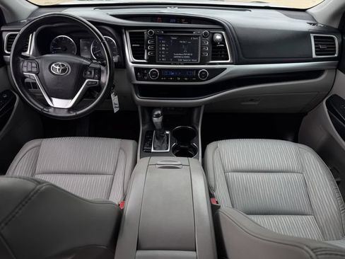 Used 2018 Toyota Highlander Plus FWD image 11
