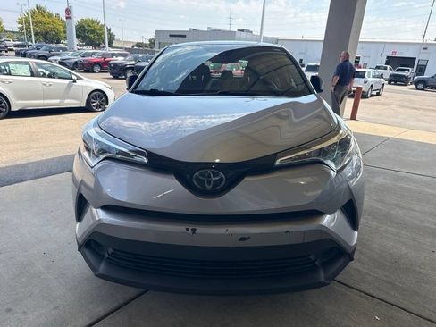 Used 2019 Toyota C-HR XLE FWD image 10