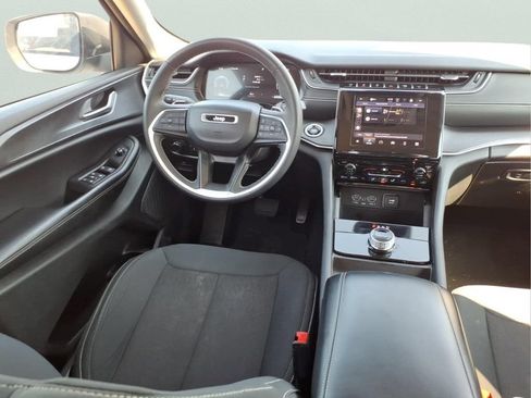 Used 2023 Jeep Grand Cherokee Laredo RWD image 6
