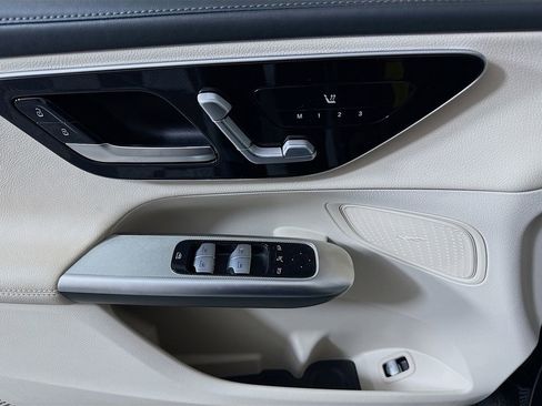 Used 2024 Mercedes-Benz GLC 300 4MATIC image 17