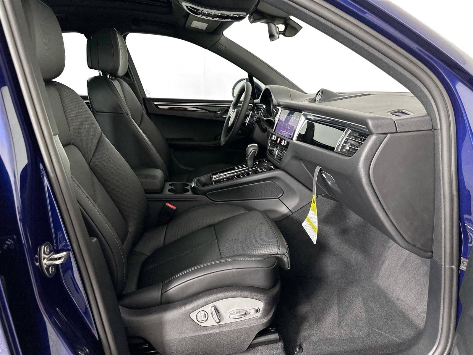 Certified 2026 Porsche Macan AWD/4WD image 29