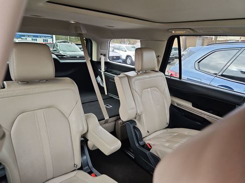 Used 2023 Ford Expedition Limited image 6