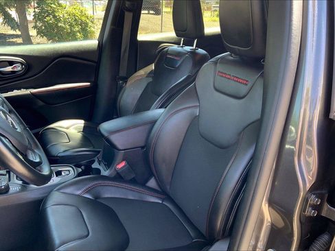 Used 2021 Jeep Cherokee Trailhawk w/ Comfort/Convenience Group AWD/4WD image 25