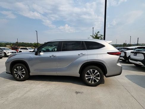 Used 2023 Toyota Highlander XLE FWD image 2