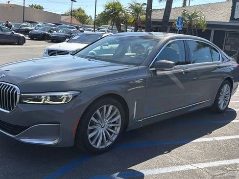 Used 2022 BMW 740i w/ Premium Package RWD image 3