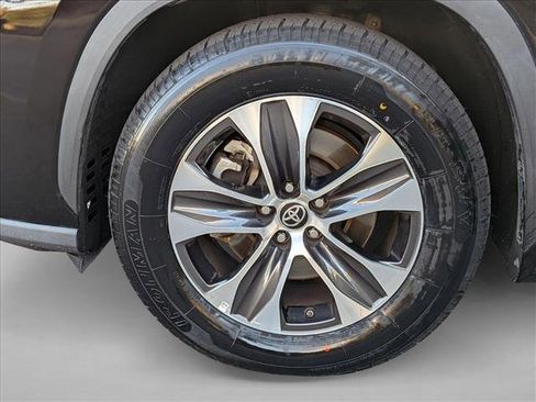 Used 2022 Toyota Highlander XLE image 25