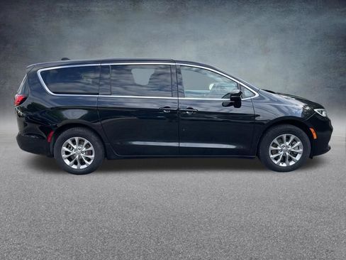 Used 2023 Chrysler Pacifica Touring-L AWD/4WD image 11