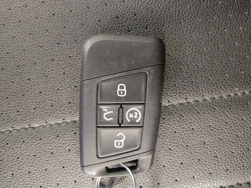 Used 2022 Volkswagen Tiguan SE image 32