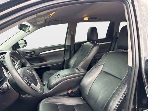 Used 2019 Toyota Highlander LE image 19