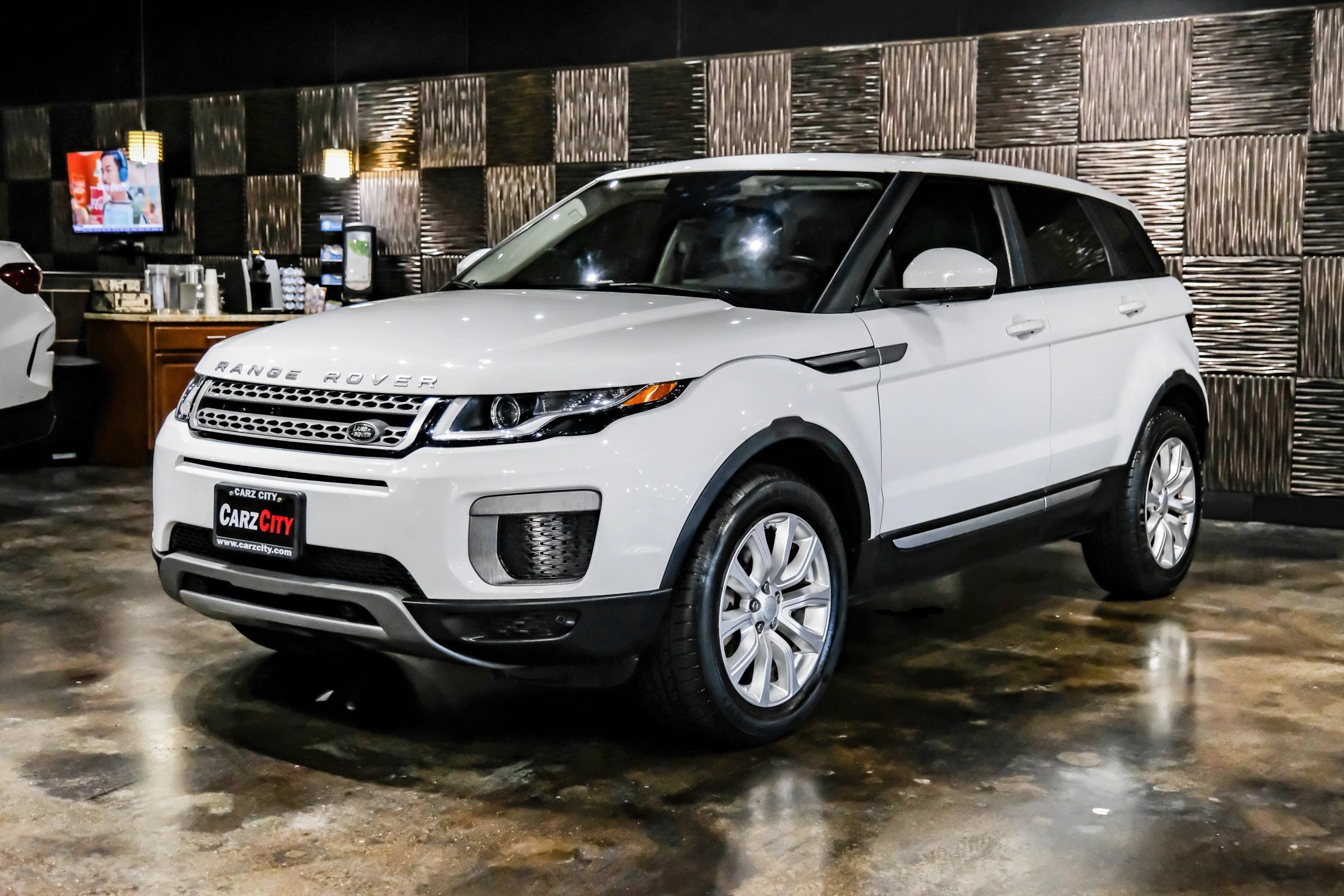 Used 2017 Land Rover Range Rover Evoque SE AWD/4WD image 6